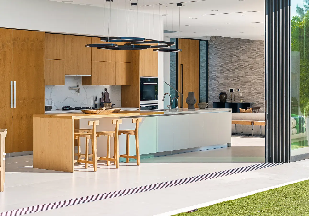 Bezpečie domova – pohodová rodina na gauči